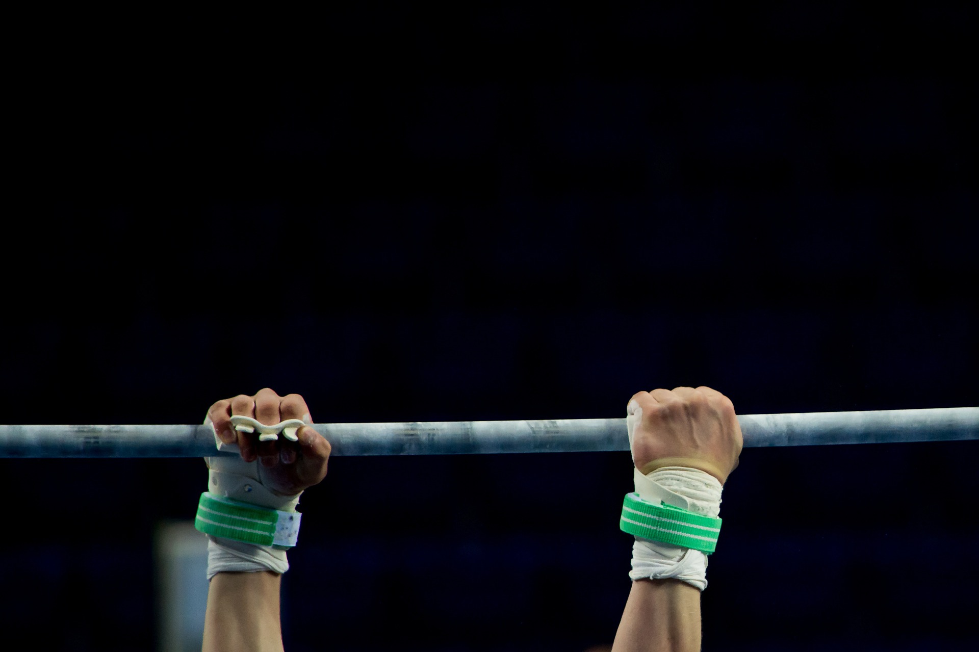 Solitary arms on a pull up bar